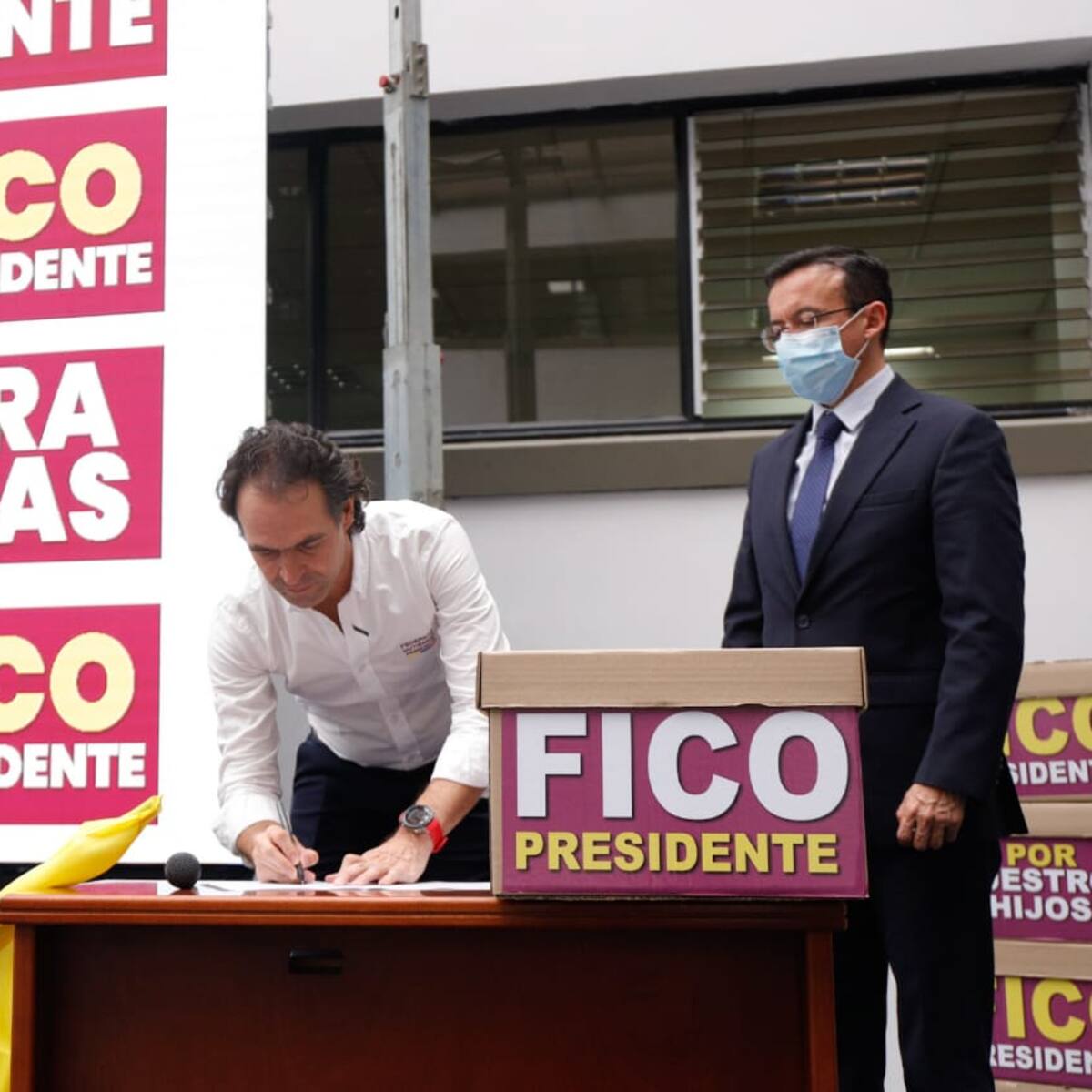 Federico Gutiérrez le entregó a la Registraduría más de un millón de firmas