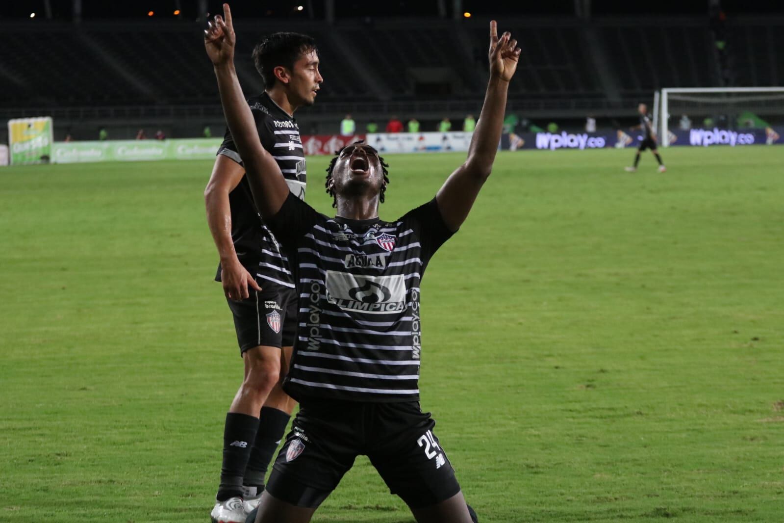 Jugadores del Junior de Barranquilla ante el Deportivo Pereira