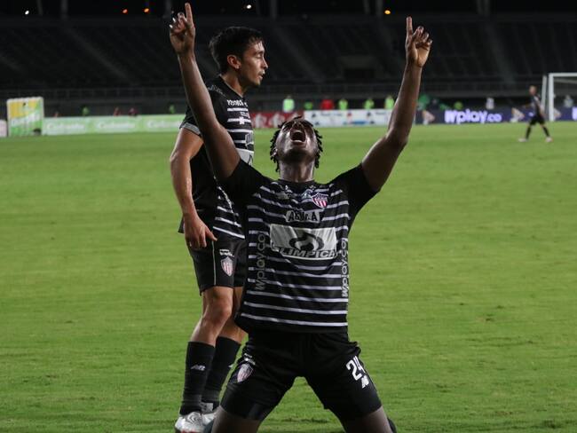 Jugadores del Junior de Barranquilla ante el Deportivo Pereira