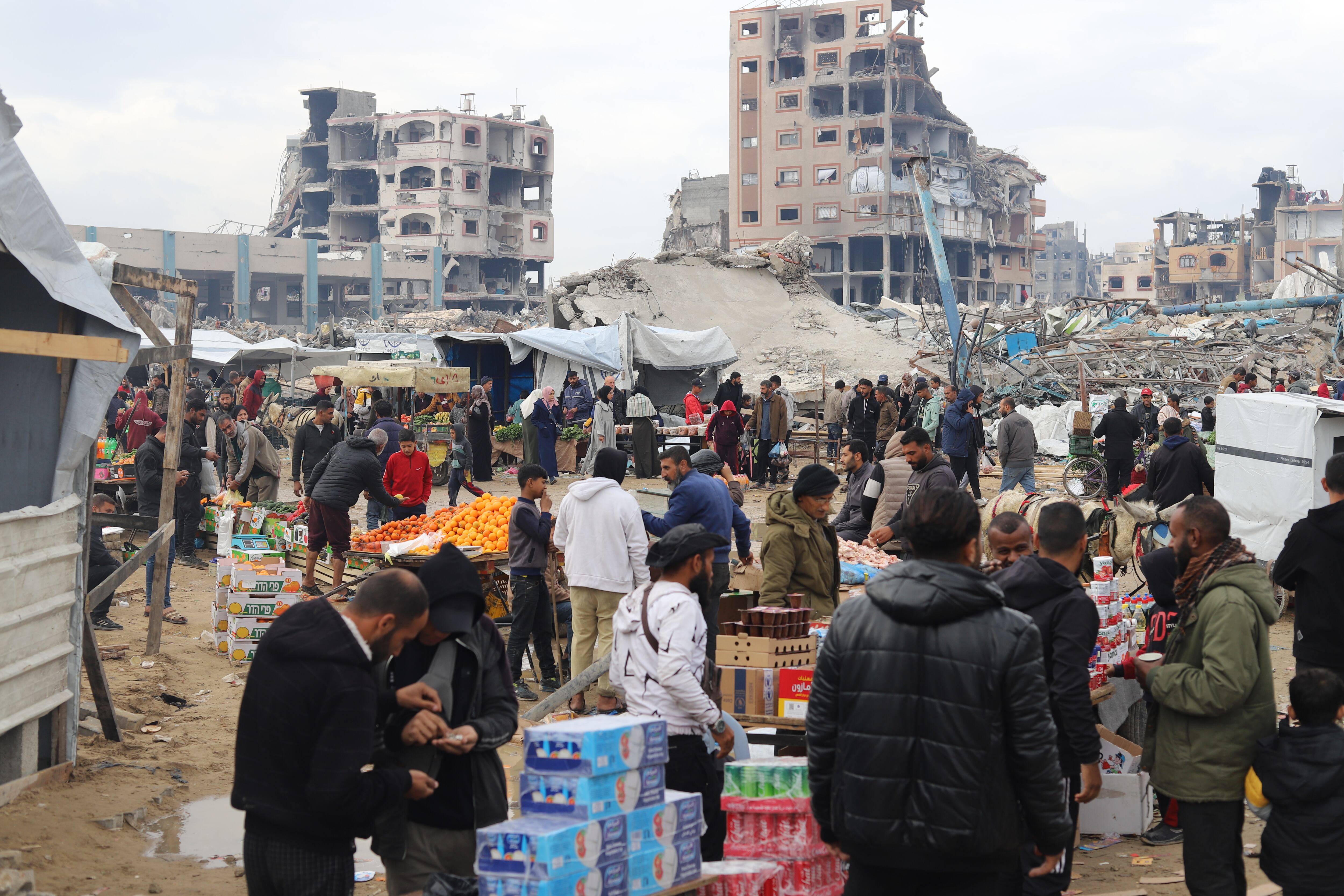 Palestinos venden comida en un mercado de la Franja de Gaza FOTO: Khalil Ramzi Alkahlut/Anadolu via Getty Images)
