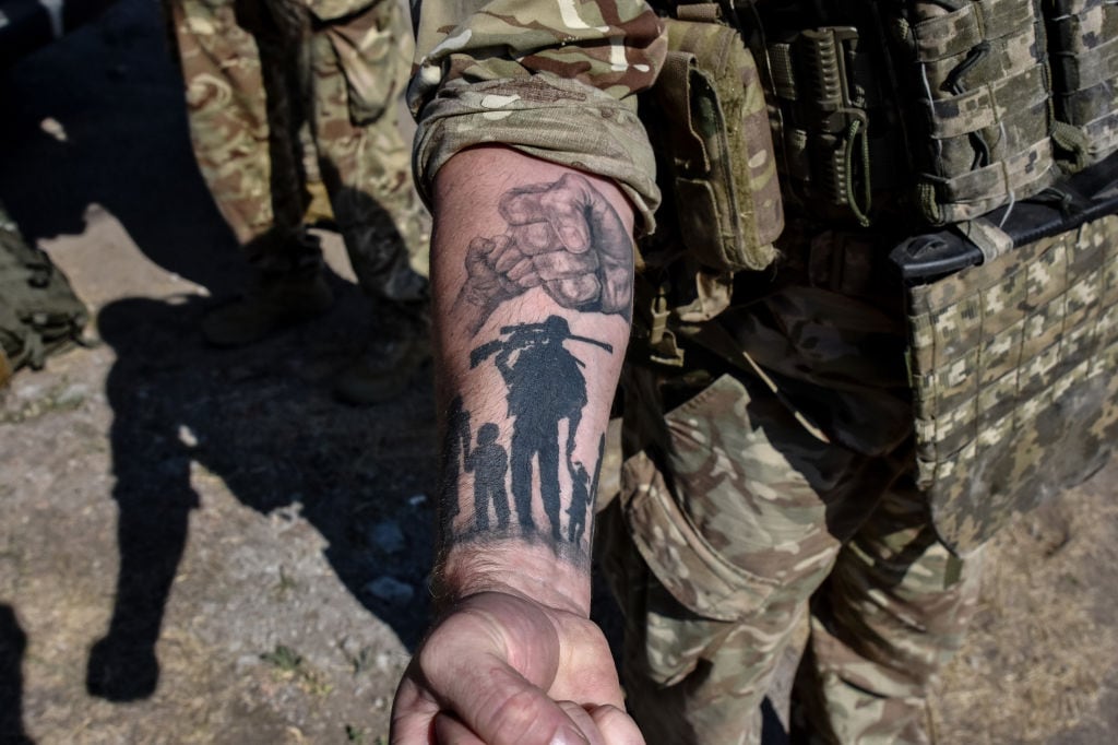Soldado con tatuajes. I Foto: Andriy Andriyenko/SOPA Images/LightRocket via Getty Images.