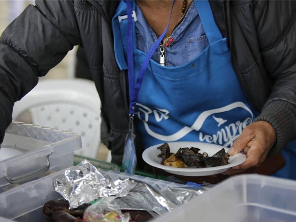 Video: Funcionarios de Alcaldía de Bogotá vierten cloro en empanadas de vendedor informal