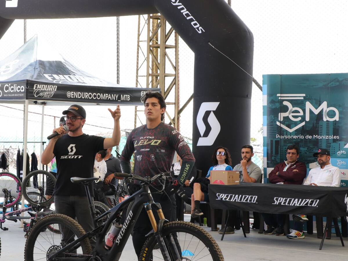 Con reconocidos ciclistas en colegios entregaron mensaje contra el bullying y las drogas