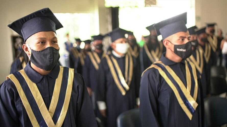 Excombatientes se gradúan como técnicos en producción. Foto: Cortesía ARN