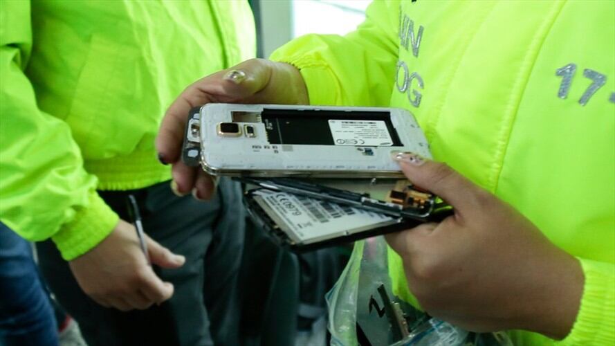 Las autoridades les encontraron 20 celulares “de los que no tenían ninguna razón de su propiedad”. Foto: Colprensa