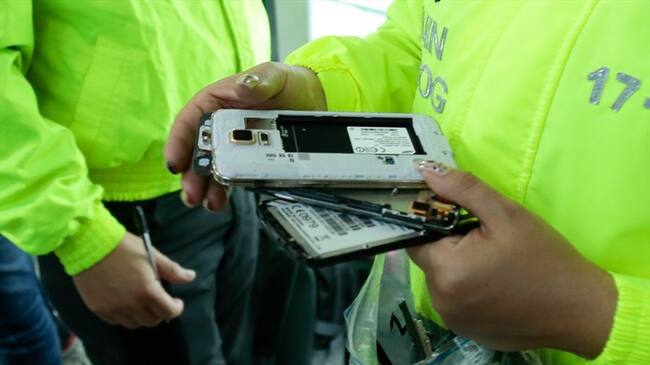Las autoridades les encontraron 20 celulares “de los que no tenían ninguna razón de su propiedad”. Foto: Colprensa