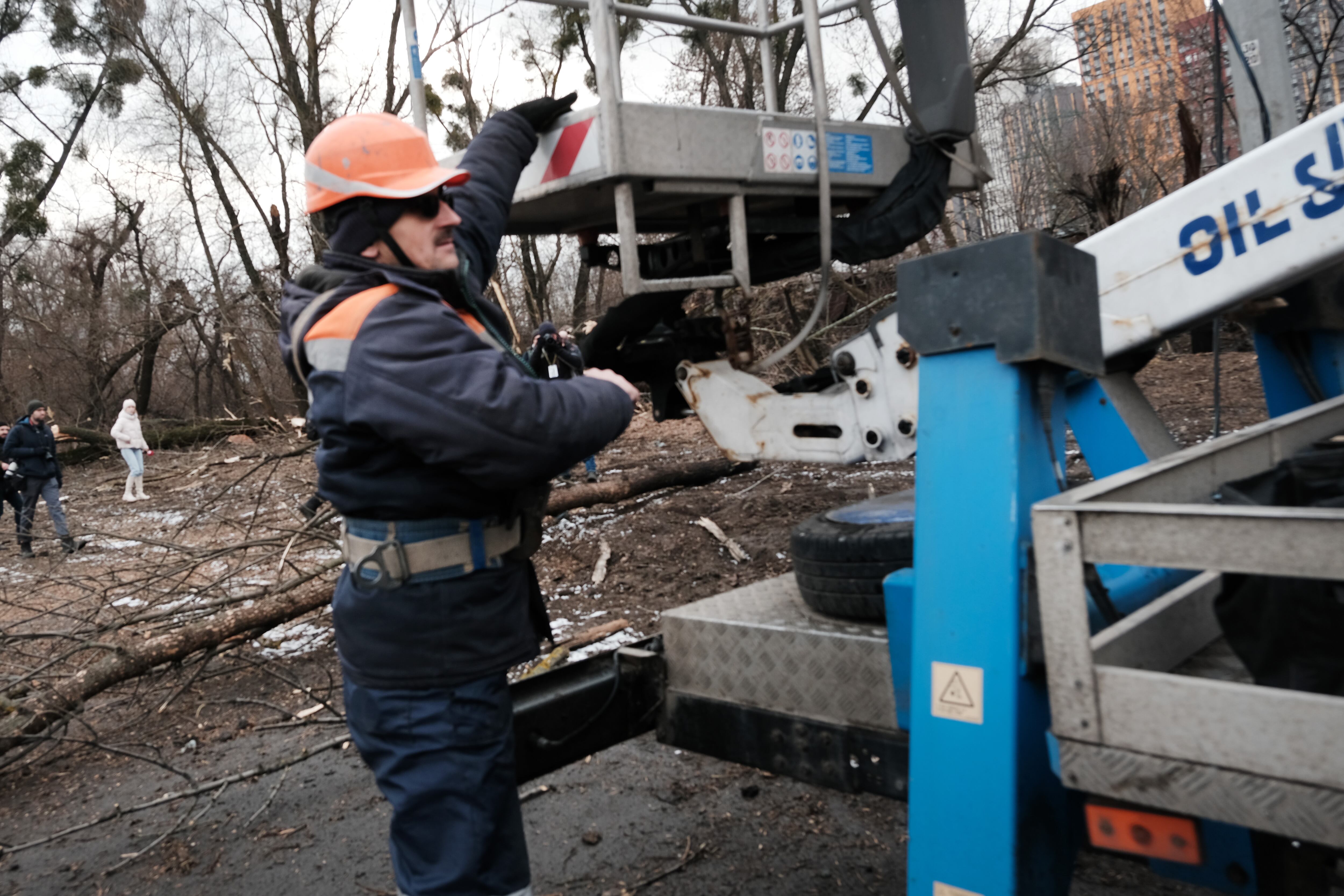 Los empleados de una compañía eléctrica trabajan en un área industrial en Kyiv para restaurar la electricidad luego de un ataque con misiles matutino que dejó una persona muerta y dos heridas el 26 de enero de 2023 en Kyiv, Ucrania. Foto de Spencer Platt/Getty Images.