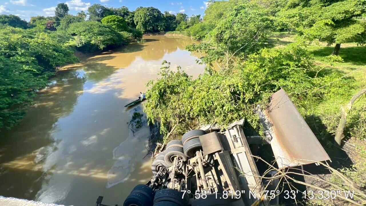 Tractomula cargada de carbón cayó al río San Pedro en Puerto Libertador, sur de Córdoba. Foto: CVS.