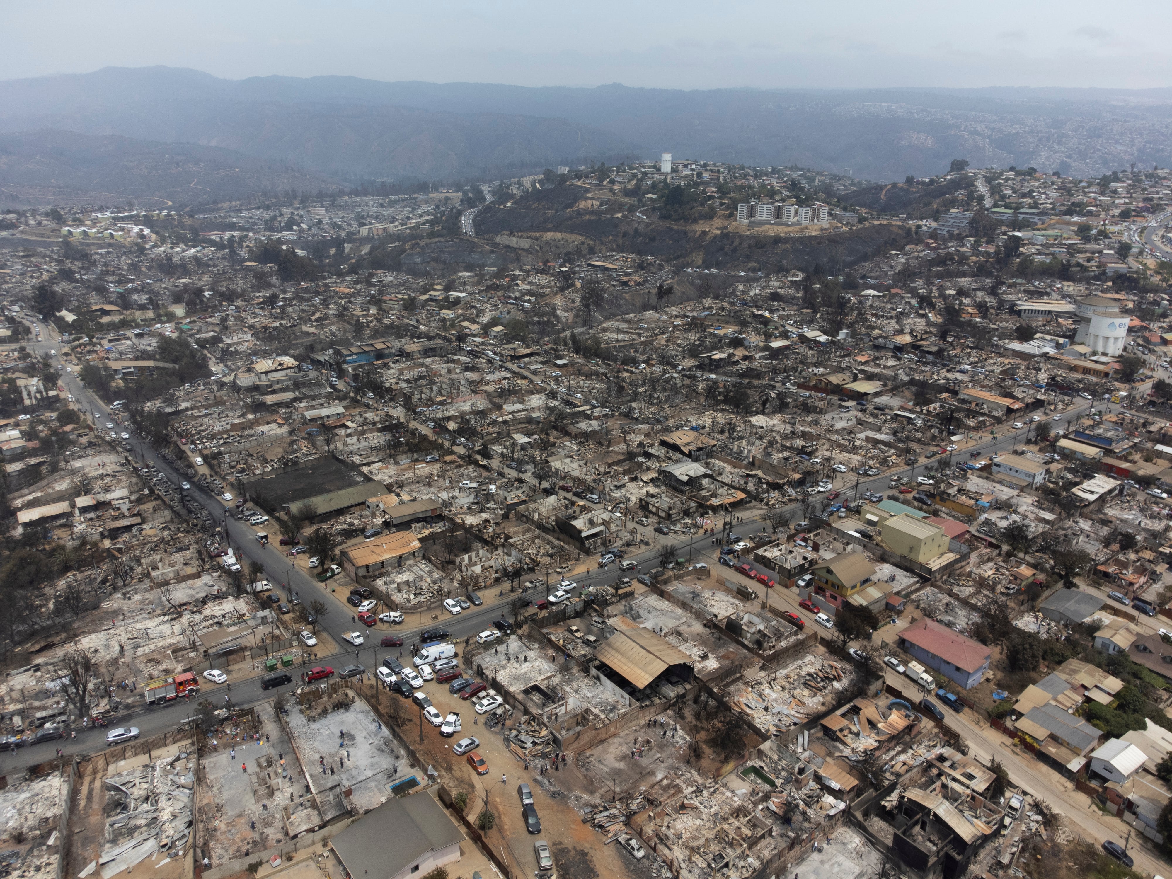 AME5705. VIÑA DEL MAR (CHILE), 04/02/2024.- Fotografía aérea que muestra hoy el sector de Achupallas, afectado por incendios forestales de Viña del Mar, Región de Valparaiso (Chile). Las autoridades chilenas informaron este domingo de que el número de muertos en los devastadores incendios que han consumido grandes sectores de viviendas en la región de Valparaíso, a 100 kilómetros al este de Santiago, aumentó a 56, aunque se espera que siga creciendo con las horas. EFE/ Adriana Thomasa