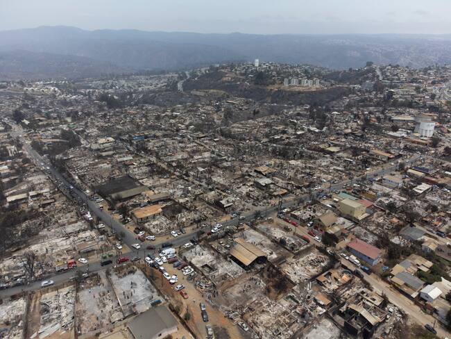 Imagen aérea de Viña del Mar tras incendios forestales. Fotos: EFE/ Adriana Thomasa