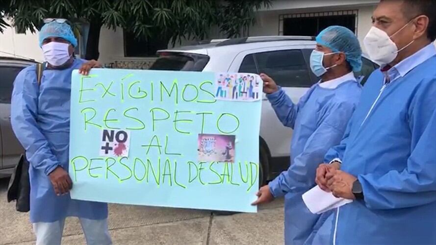 "Estamos asustados porque todos tenemos familia, pero lo que hacemos es atender a la comunidad", expresaron los médicos.. Foto: Captura de pantalla