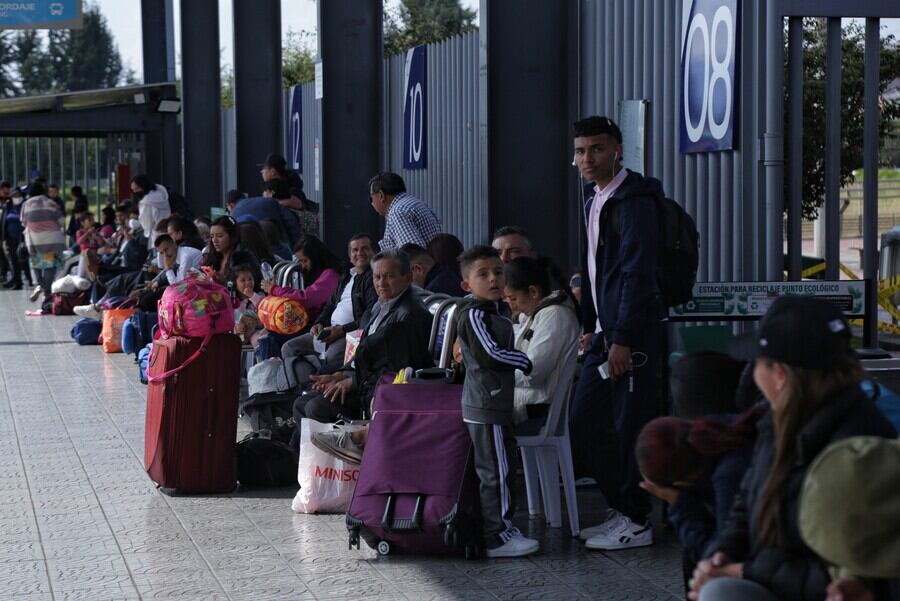 Viajeros en la terminal de buses del norte de Bogotá. Foto: Colprensa.