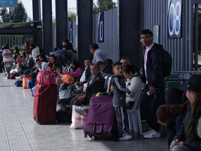 Viajeros en la terminal de buses del norte de Bogotá. Foto: Colprensa.