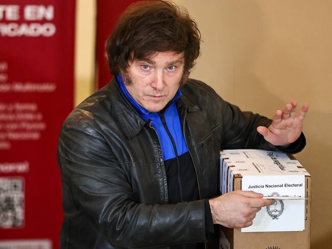 El candidato de La Libertad Avanza (ultraderecha) a la Presidencia de Argentina, Javier Milei, vota en la Universidad Tecnológica Nacional, hoy en Buenos Aires (Argentina). Cientos de ciudadanos se agolparon en la calle para esperar al economista libertario, que este domingo cumple 53 años y que descendió del automóvil cerca de las 13.00 horas (16.00 GMT). Desde primera hora del día, varios correligionarios suyos le dedicaron felicitaciones usando sus redes sociales. Entre ellos, el aspirante a gobernar la Ciudad de Buenos Aires, Ramiro Marra, quien escribió en la red social X: "Feliz cumpleaños gran amigo y proximo presidente de los argentinos @JMilei. EFE/ Juan Ignacio Roncoroni