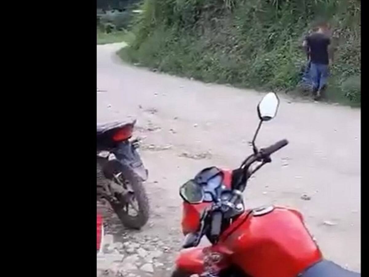 Ejército explica por qué hay un civil con un fusil en una operación en Cauca