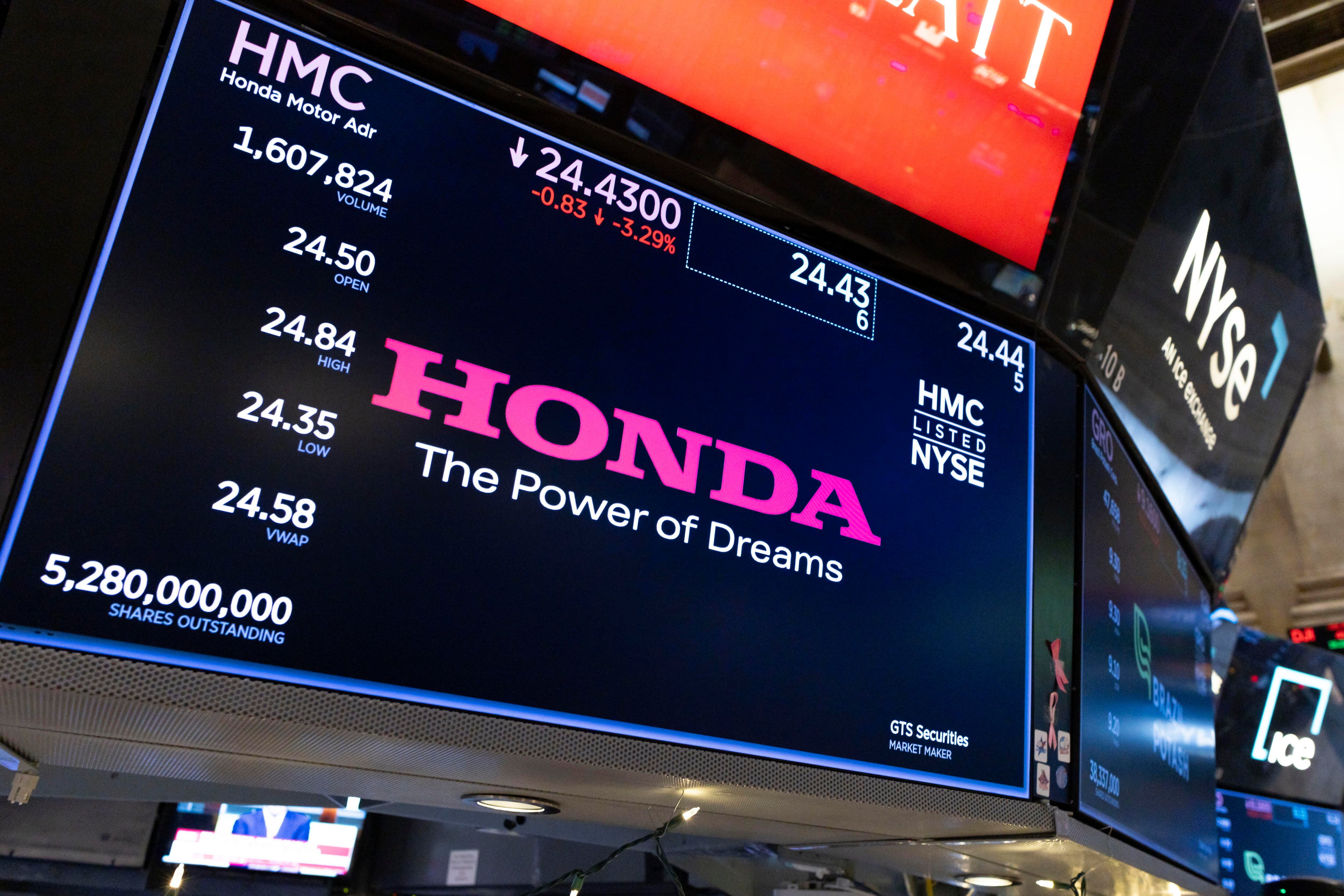 Una pantalla muestra información sobre el precio de las acciones de la empresa automovilística Honda en el parqué de la Bolsa de Nueva York en Nueva York, Nueva York, EE.UU., el 18 de diciembre de 2024. EFE/EPA/JUSTIN LANE