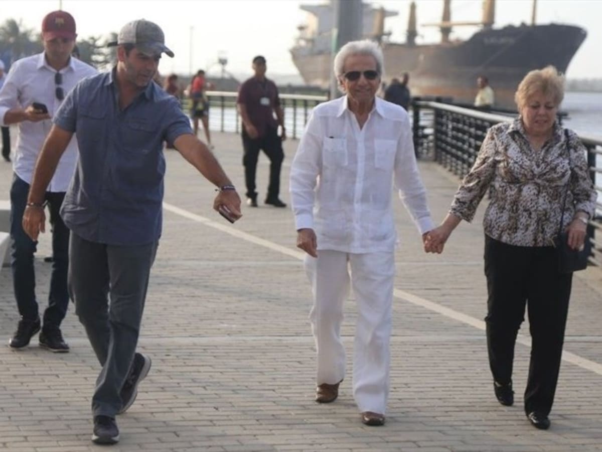 Los padres de Shakira pasearon en el malecón: ¿cantará su hija en Barranquilla?