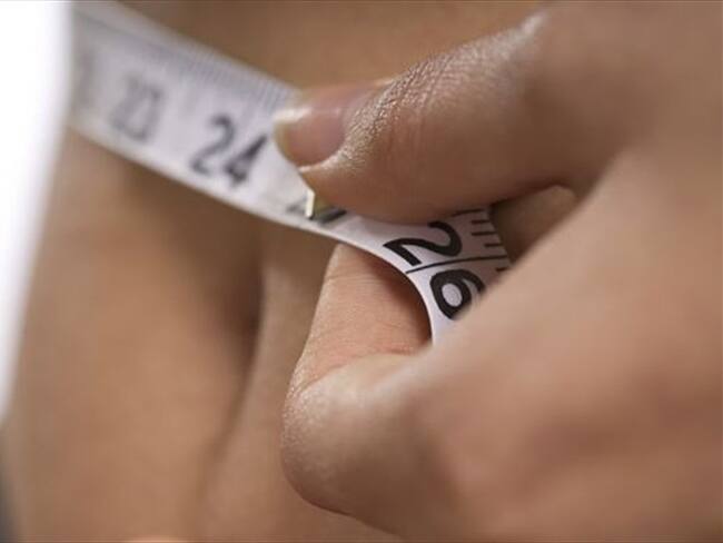 Rollos, michelines, llantas, panza... son muchos los nombres pero todos significan lo mismo: grasa abdominal, eso de lo que muchos quieren deshacerse de manera rápida.. Foto: ISTOCK