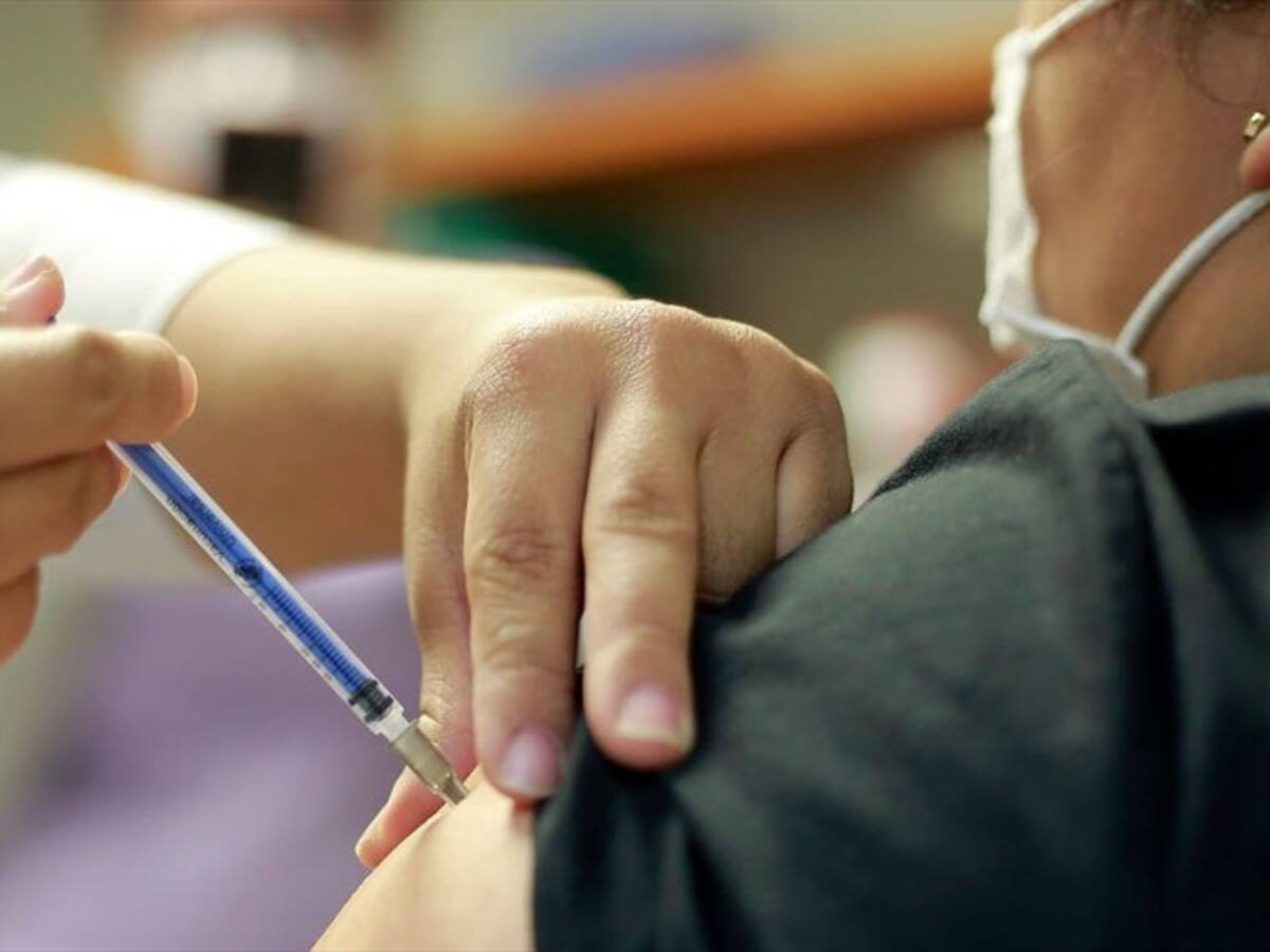 Vacunan contra COVID-19 a 20.000 maestros y personal educativo en México