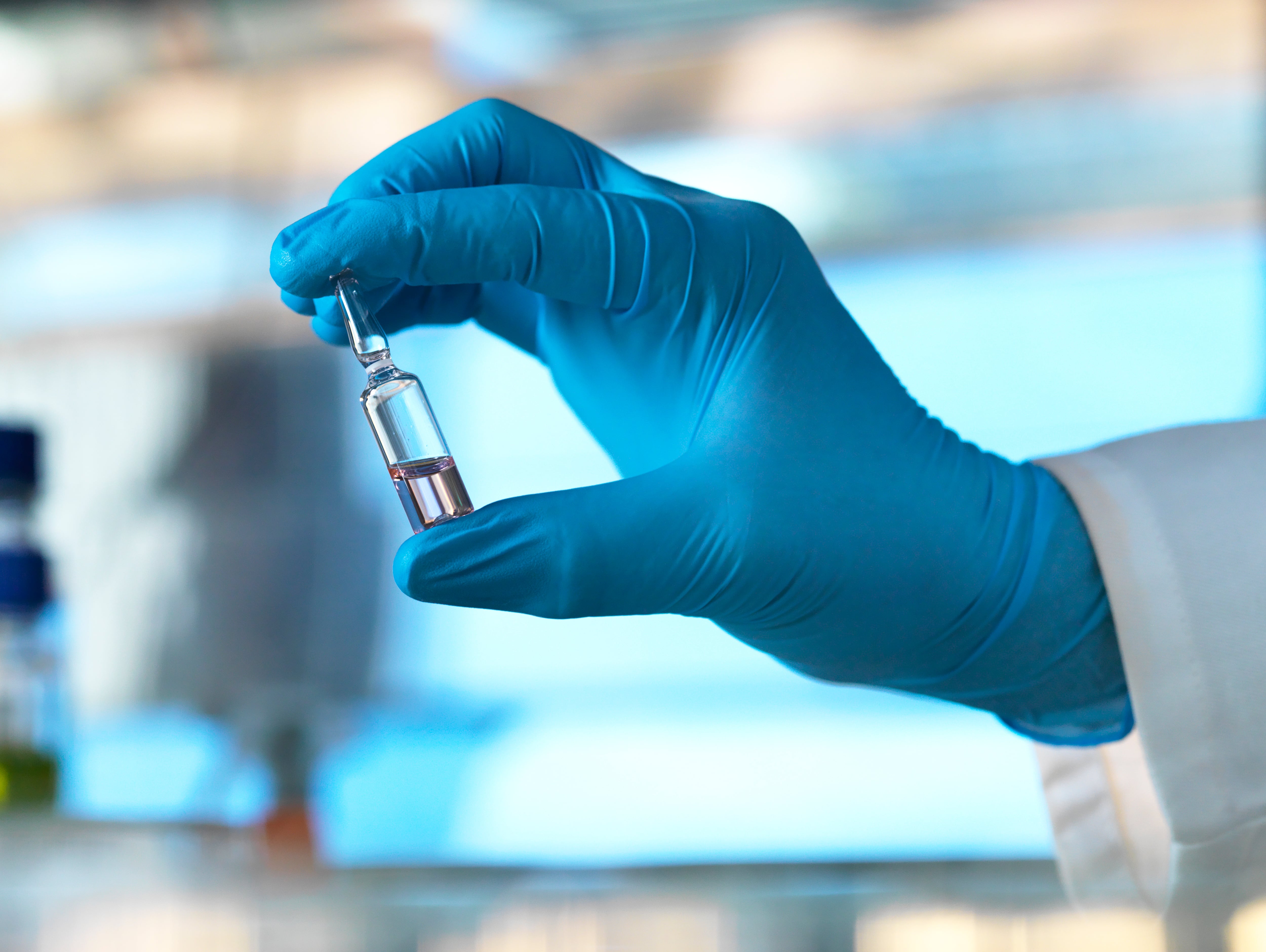 Persona manipulando un químico (Foto vía Getty Images)