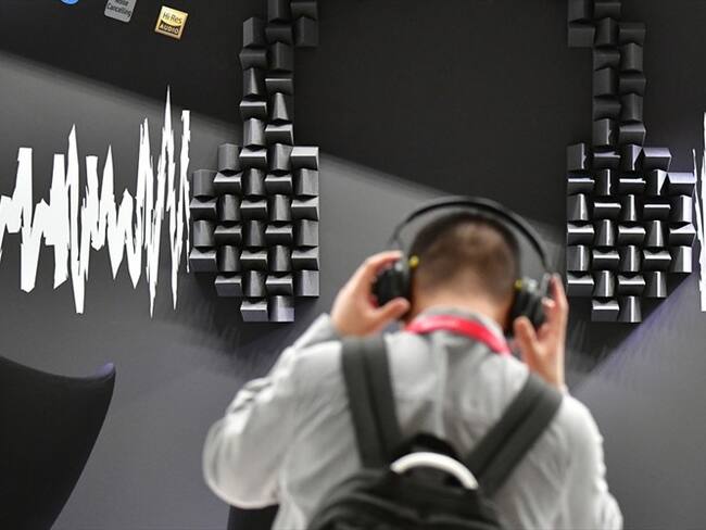 ¿Puede dejarlo sordo el uso de audífonos?