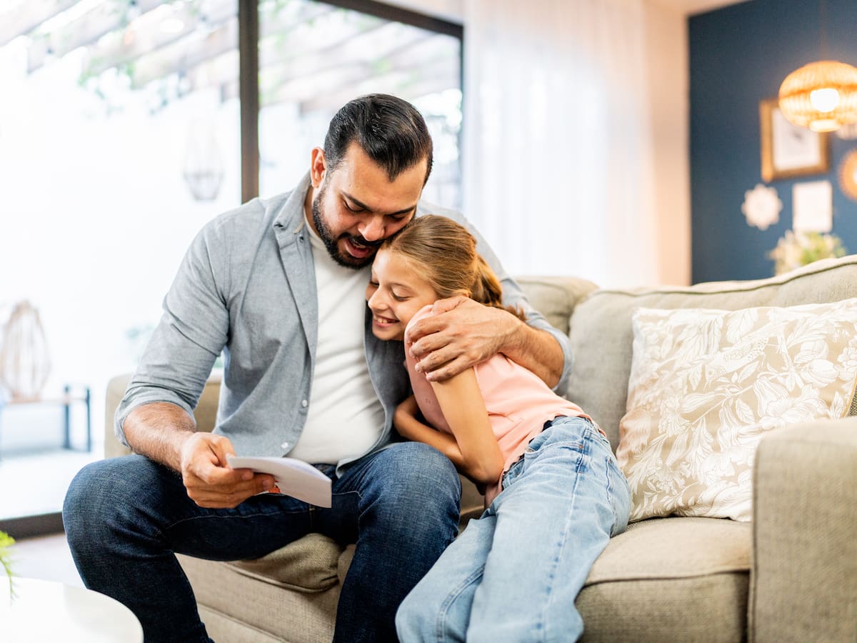20 frases y poemas cortos, originales y bonitos para felicitar a papá en el Día del Padre 2025