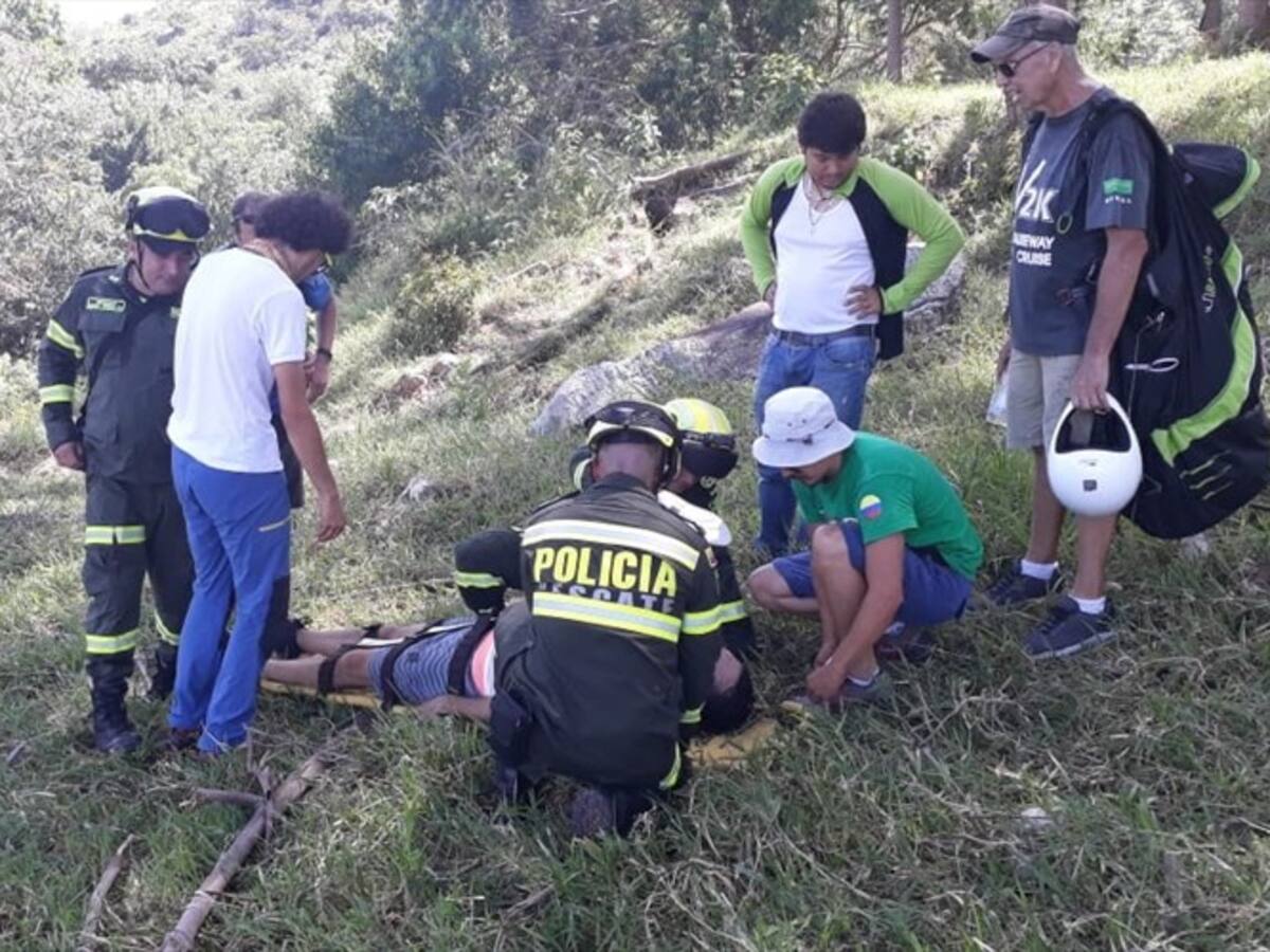 Rescatan extranjero que quedó colgado de un árbol cuando hacia parapente en Floridablanca
