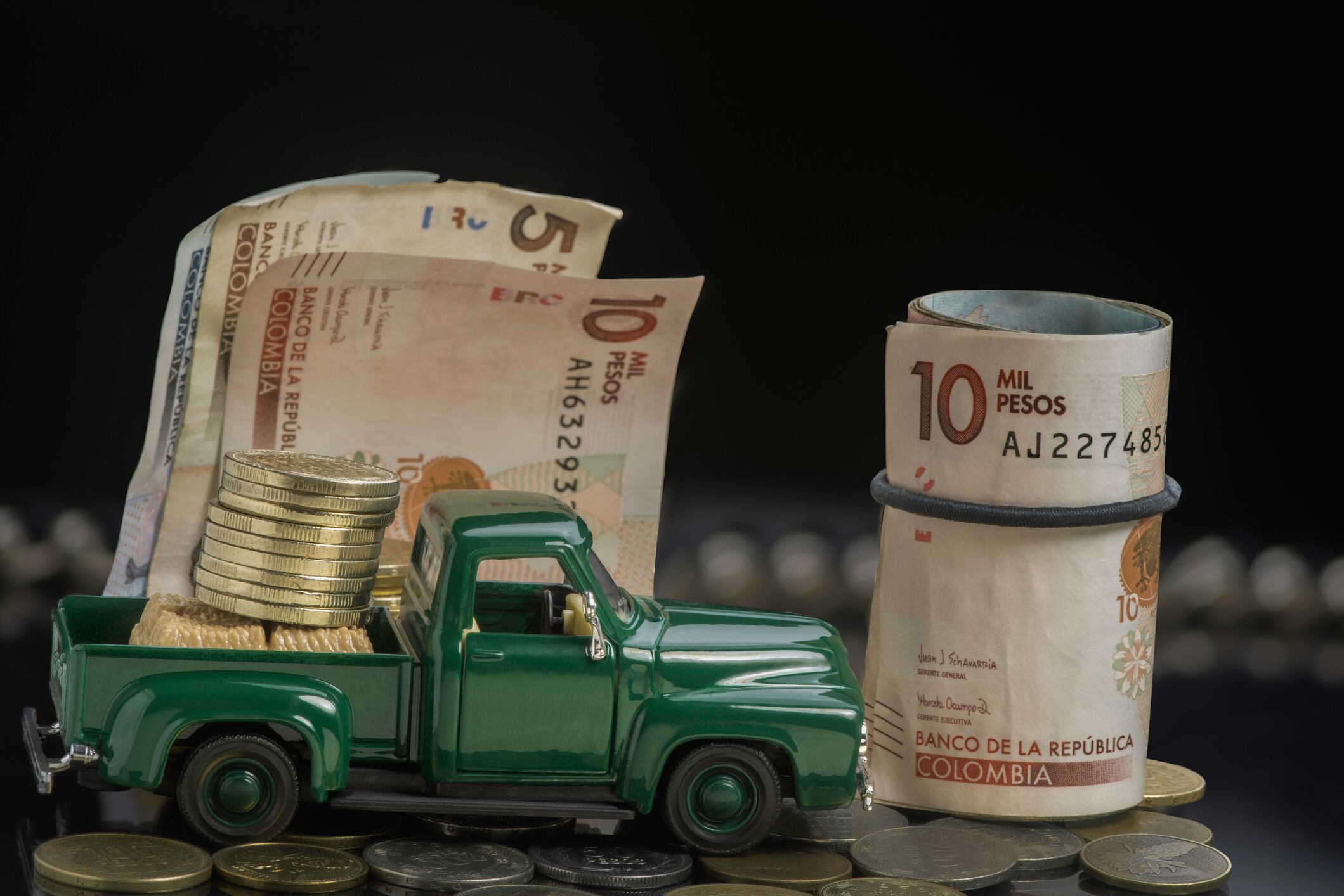 Impuesto vehicular, imagen de referencia. Vehículo con billetes colombianos. Foto: Getty Images