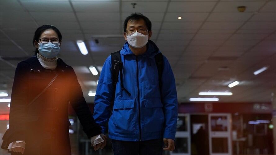 En diferentes partes del mundo dentro de las recomendaciones para reducir las posibilidades de contagio estar mantener distancia con las personas.. Foto: Getty Images