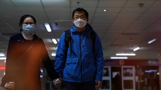 En diferentes partes del mundo dentro de las recomendaciones para reducir las posibilidades de contagio estar mantener distancia con las personas.. Foto: Getty Images