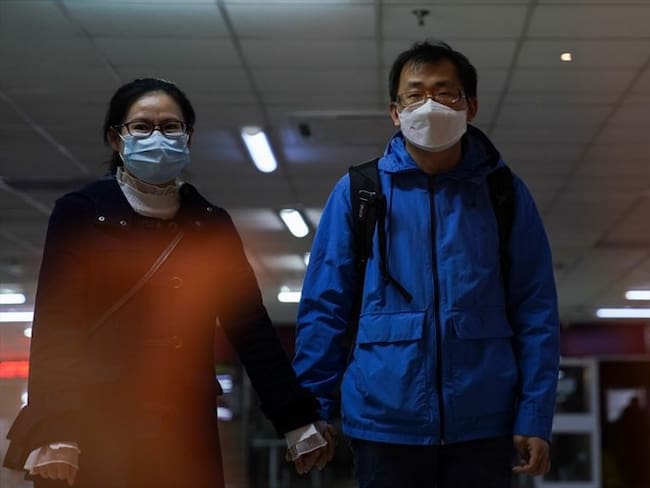 En diferentes partes del mundo dentro de las recomendaciones para reducir las posibilidades de contagio estar mantener distancia con las personas.. Foto: Getty Images