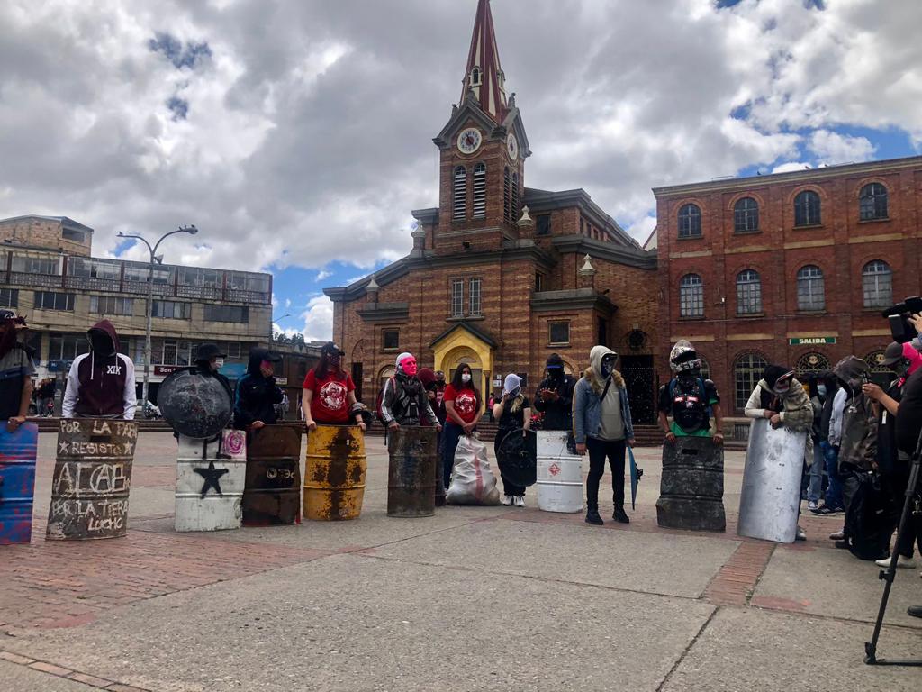 Jóvenes de primera línea en San Cristóbal se desmovilizaron y entregaron sus escudos. Foto: José David Rodríguez
