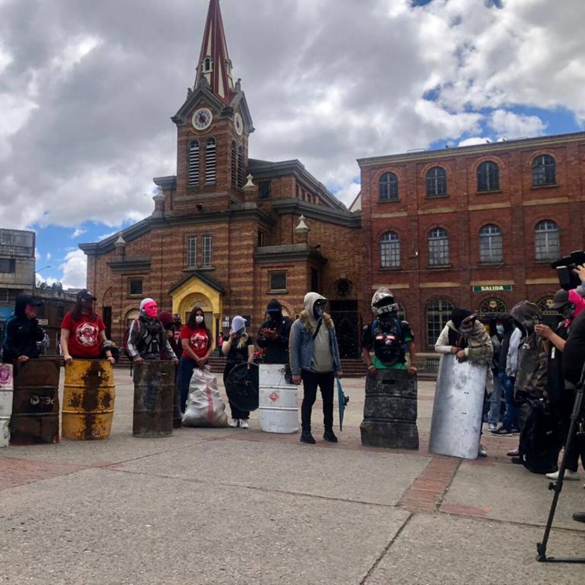 Jóvenes de primera línea en San Cristóbal se desmovilizaron y entregaron sus escudos