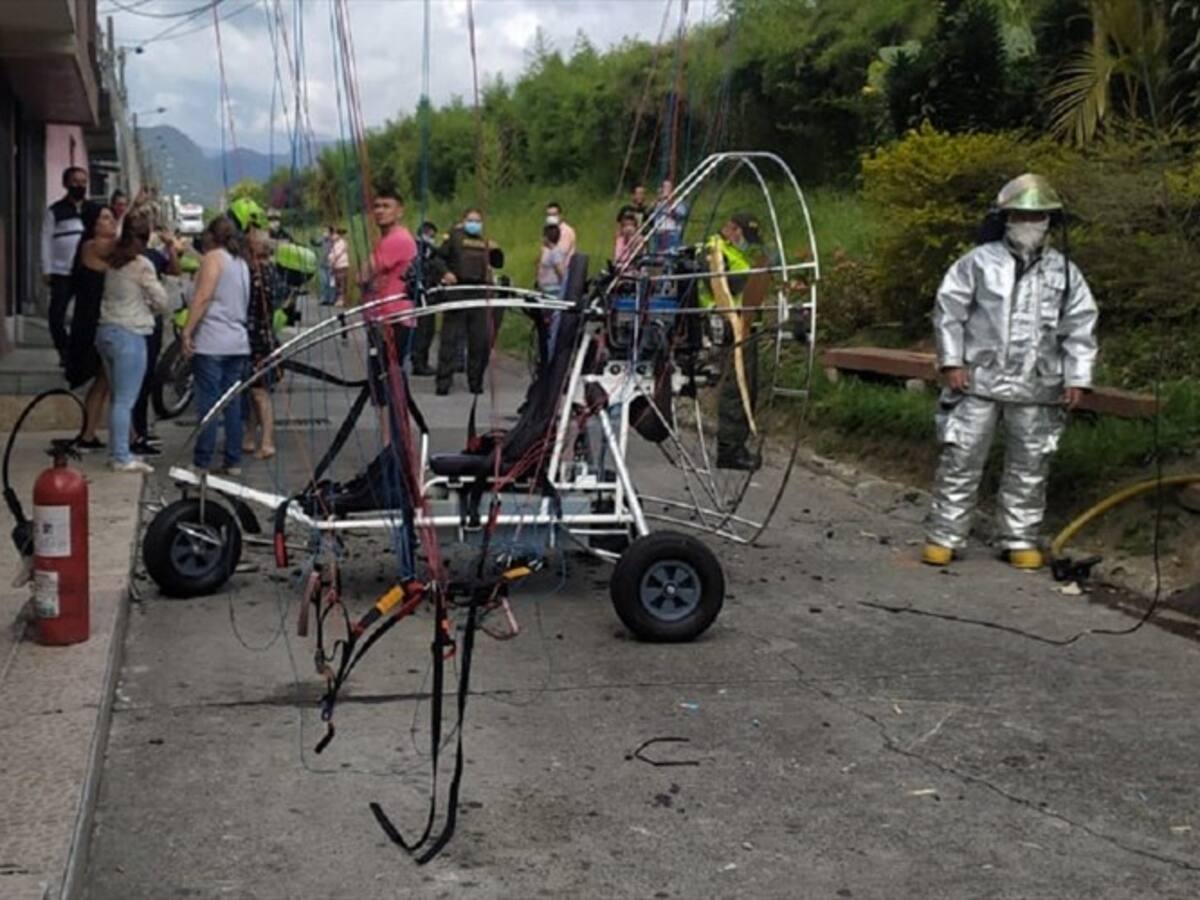 Ocupantes de un parapente resultaron heridos al chocar con un poste en Manizales