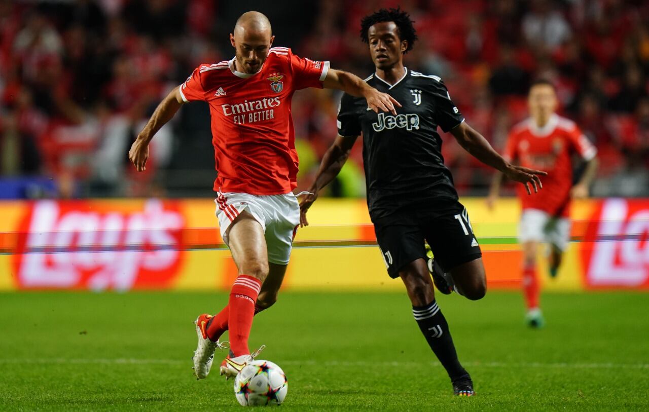 Fredrik Aursnes y Juan Guillermo Cuadrado. Foto: Gualter Fatia/Getty Images