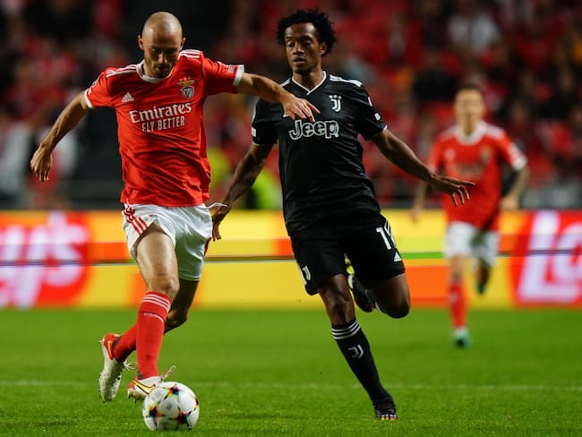Fredrik Aursnes y Juan Guillermo Cuadrado. Foto: Gualter Fatia/Getty Images