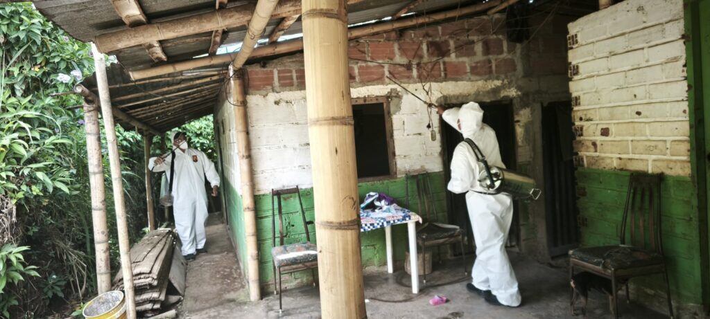 Intervención química en una casa del resguardo indígena. Foto: Dirección Territorial de Salud de Caldas.