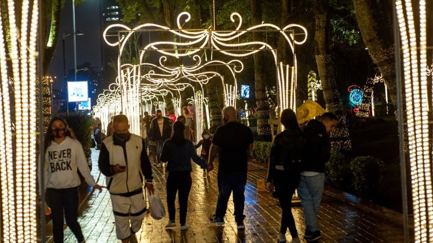 La Policía Nacional también dijo que realizó 89 capturas por diferentes delitos e intervino 398 fiestas ilegales. Foto: Getty Images