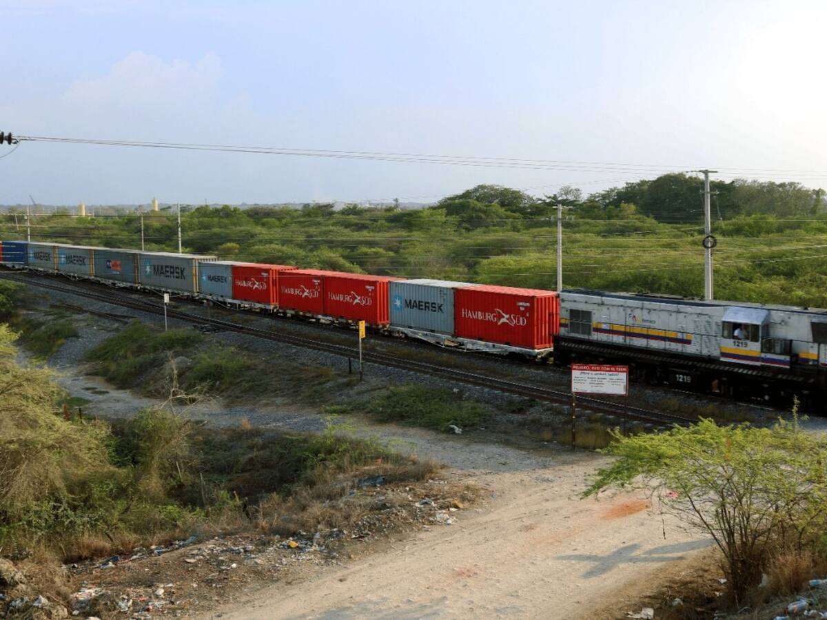 Motociclista invadió la vía férrea y por poco impacta al tren en la Zona Bananera