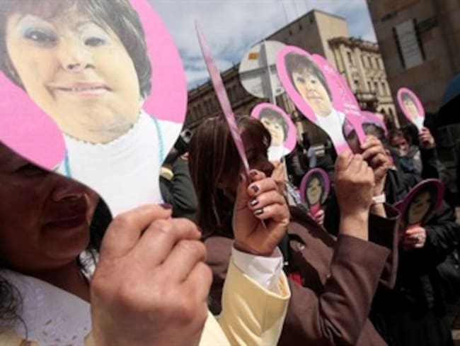 ¿Qué formula sugiere para enfrentar con éxito los ataques con ácido en Colombia?