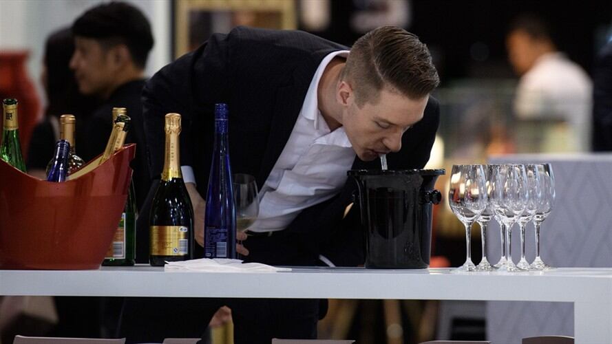 Para los profesionales, catar el vino es mirarlo, airearlo, olerlo y probarlo. Pero sobre todo escupirlo de la manera más natural posible.. Foto: Agencia AFP