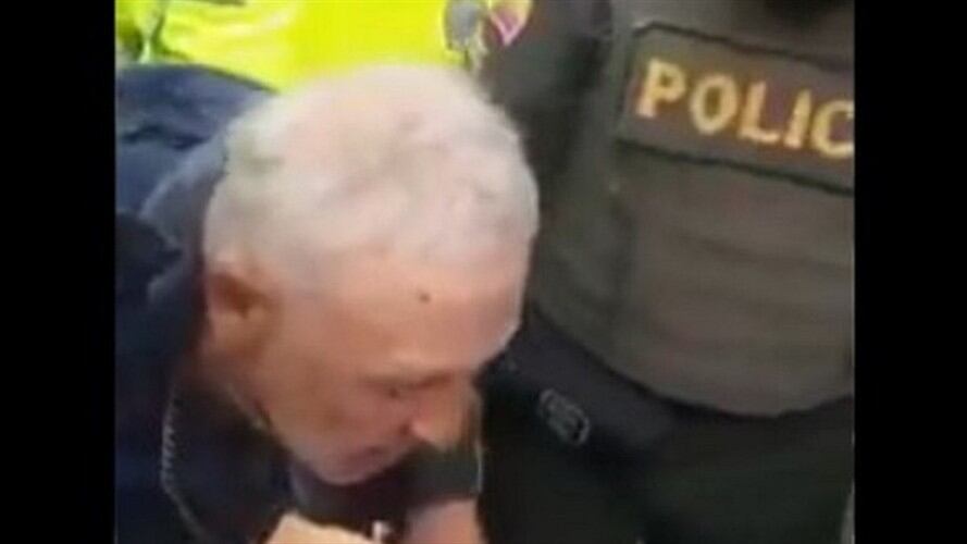 Néstor Novoa, el vendedor ambulante agredido por la Policía en Bogotá, aseguró que lleva 40 años ejerciendo este oficio.. Foto: Captura de Pantalla