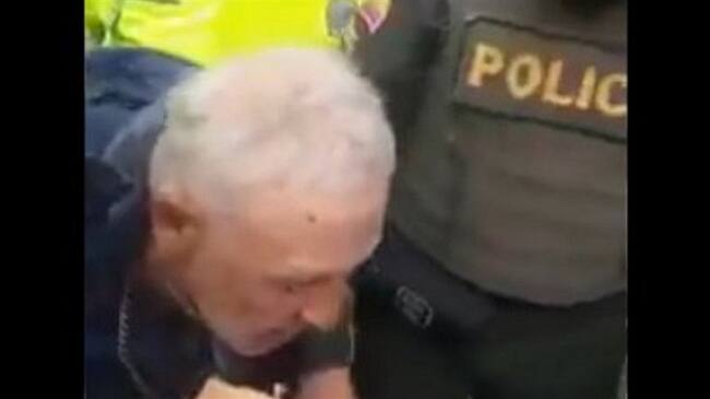 Néstor Novoa, el vendedor ambulante agredido por la Policía en Bogotá, aseguró que lleva 40 años ejerciendo este oficio.. Foto: Captura de Pantalla