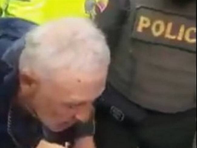 Néstor Novoa, el vendedor ambulante agredido por la Policía en Bogotá, aseguró que lleva 40 años ejerciendo este oficio.. Foto: Captura de Pantalla