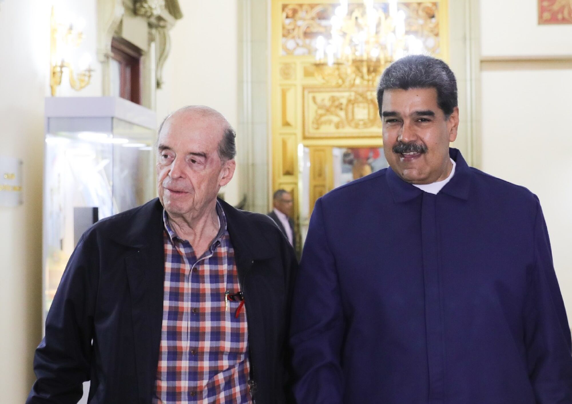 Canciller Álvaro Leyva (izquierda) se reunió con Nicolás Maduro (derecha). Foto: Prensa Presidencia.