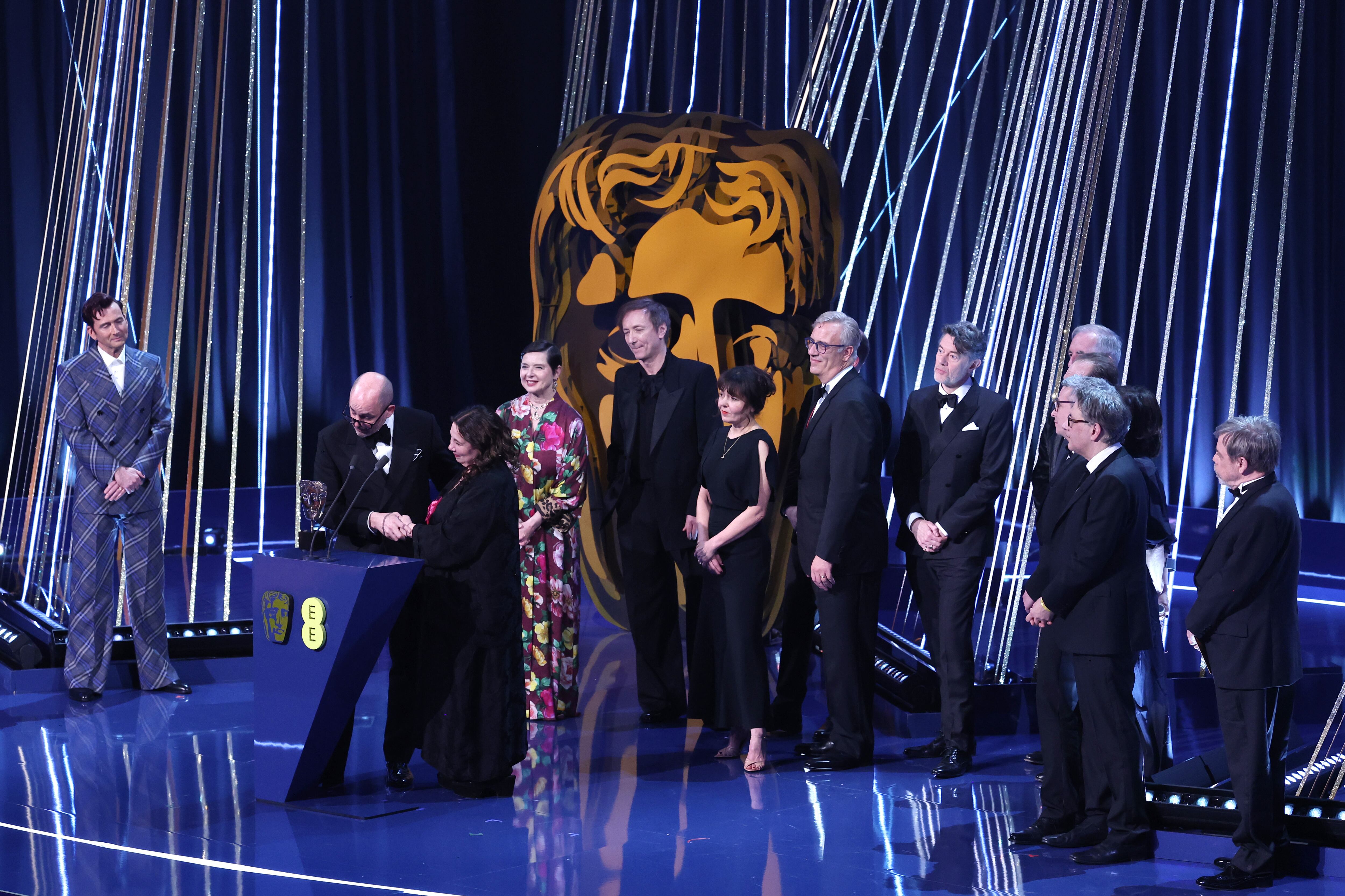 El reparto y el equipo de 'Conclave' aceptan el BAFTA a Mejor Película, en el escenario de los premios, en The Royal Festival Hall el 16 de febrero de 2025 en Londres, Inglaterra. Getty Images