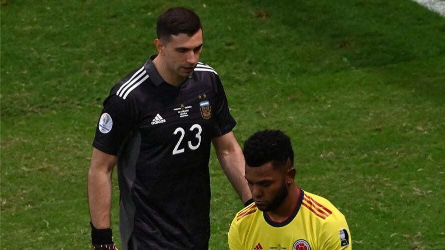 Arquero Emiliano Martínez y delantero Miguel Ángel Borja. Foto: EVARISTO SA/AFP via Getty Images