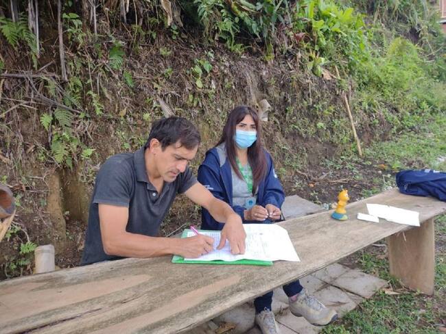 Vigilan montaña ante posible deslizamiento de tierra. Crédito: Alcaldía de Manizales.