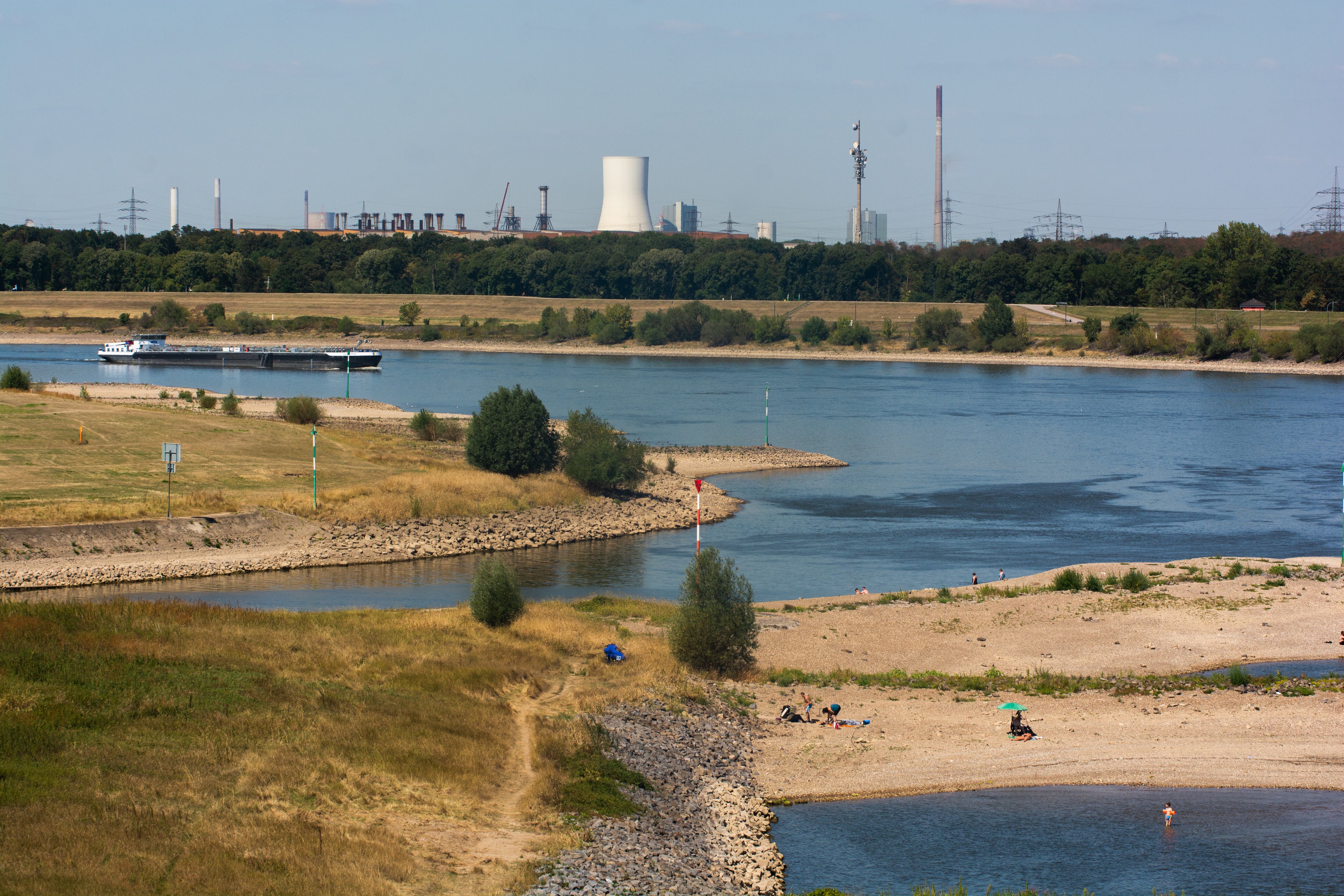El nivel del agua del río Rin, en Alemania, continúa bajando. (Photo by Ying Tang/NurPhoto via Getty Images)