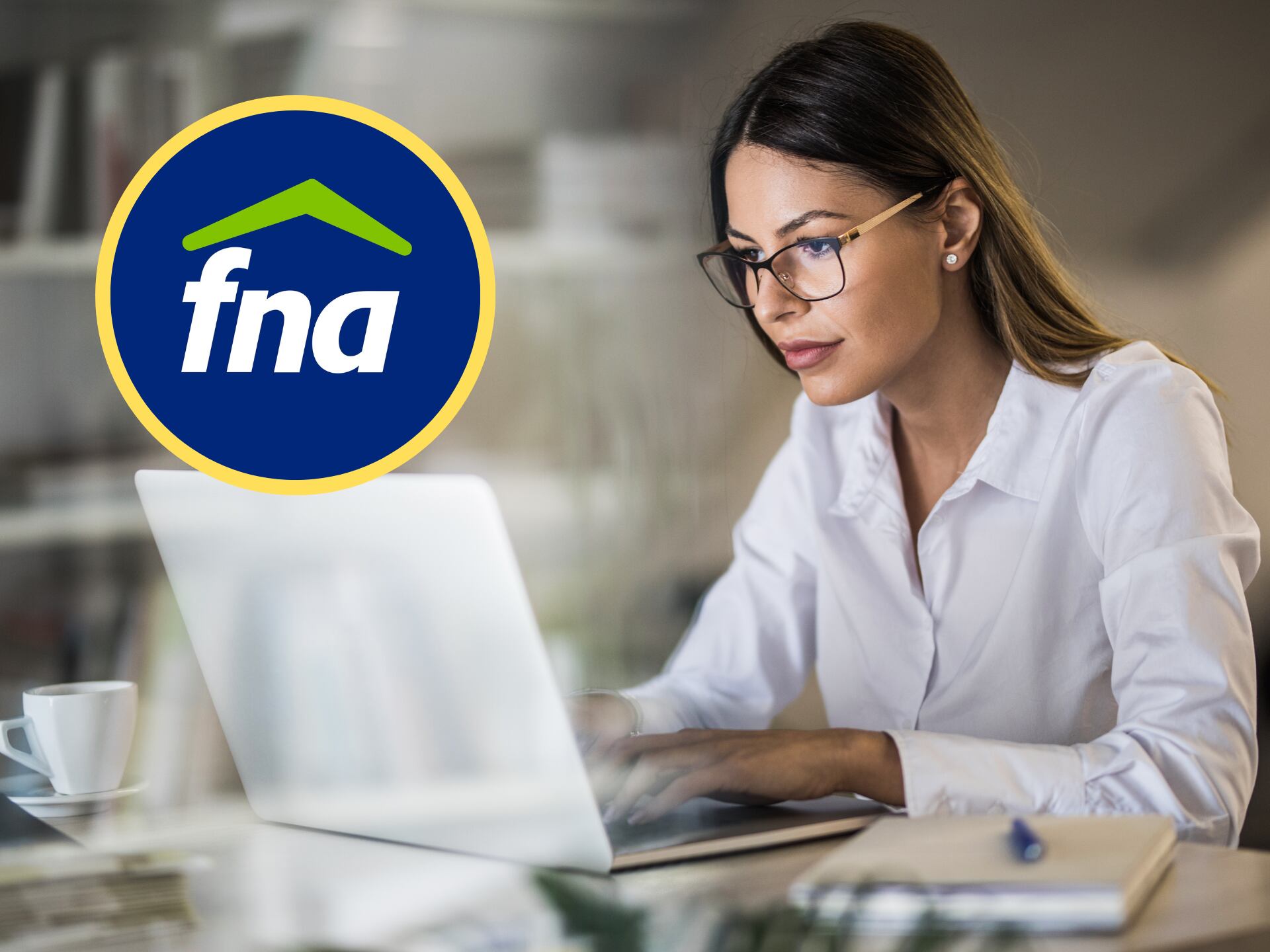 Mujer usando su computador para revisar sus cesantías. En el círculo, el logo del Fondo Nacional del Ahorro (Fotos vía GettyImages y redes sociales)